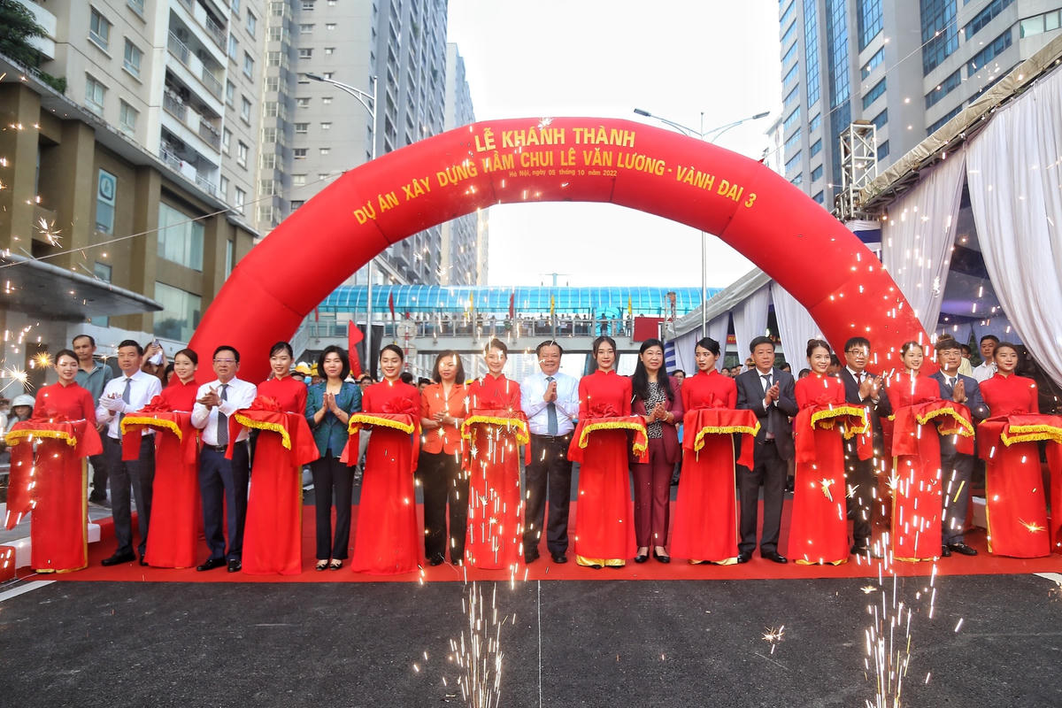 Các lãnh đạo cắt băng khánh thành trước Lễ khánh thành hầm chui.