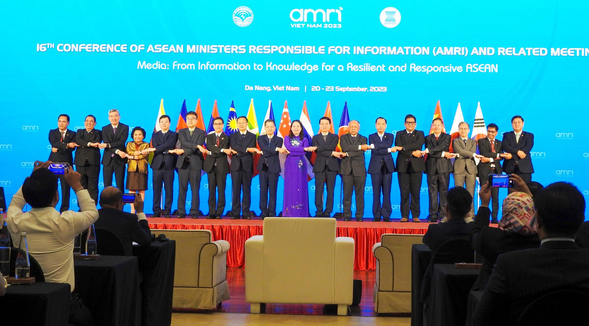 Chủ  tịch nước Võ Thị Ánh Xuân và Bộ trưởng Thông tin  các nước ASEAN, Timor Leste cùng các nước đối thoại Trung Quốc, Nhật Bản, Hàn Quốc. Ảnh: Thanh Tùng.