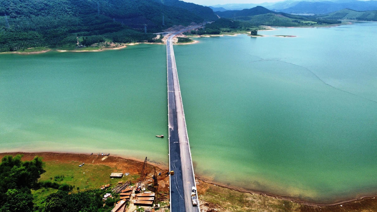 Nhìn từ trên cao Dự án cao tốc Bắc - Nam như một nét vẽ khi đi qua hồ Yên Mỹ (Thanh Hóa). Ảnh: Nguyễn Chung.