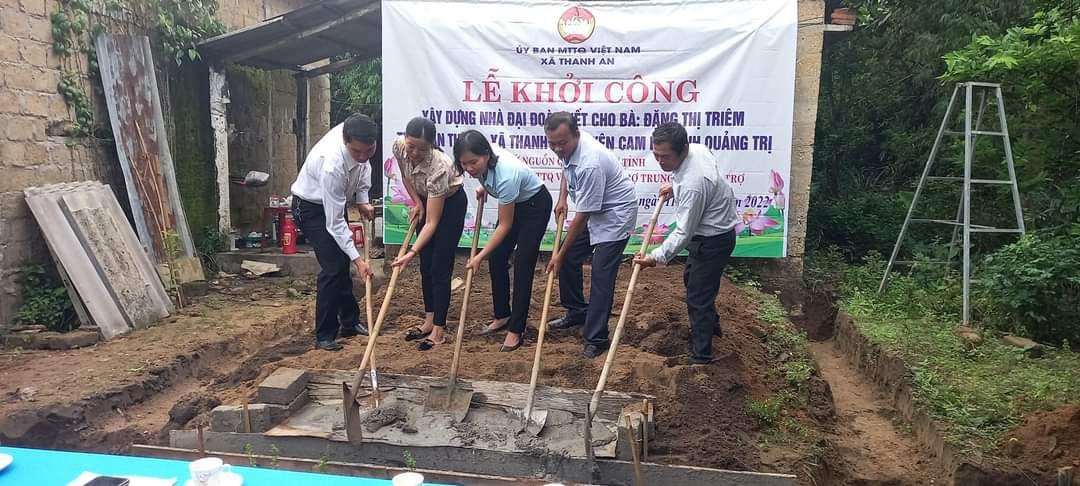 Lễ khởi công xây nhà Đại đoàn kết cho bà Đặng Thị Triêm.