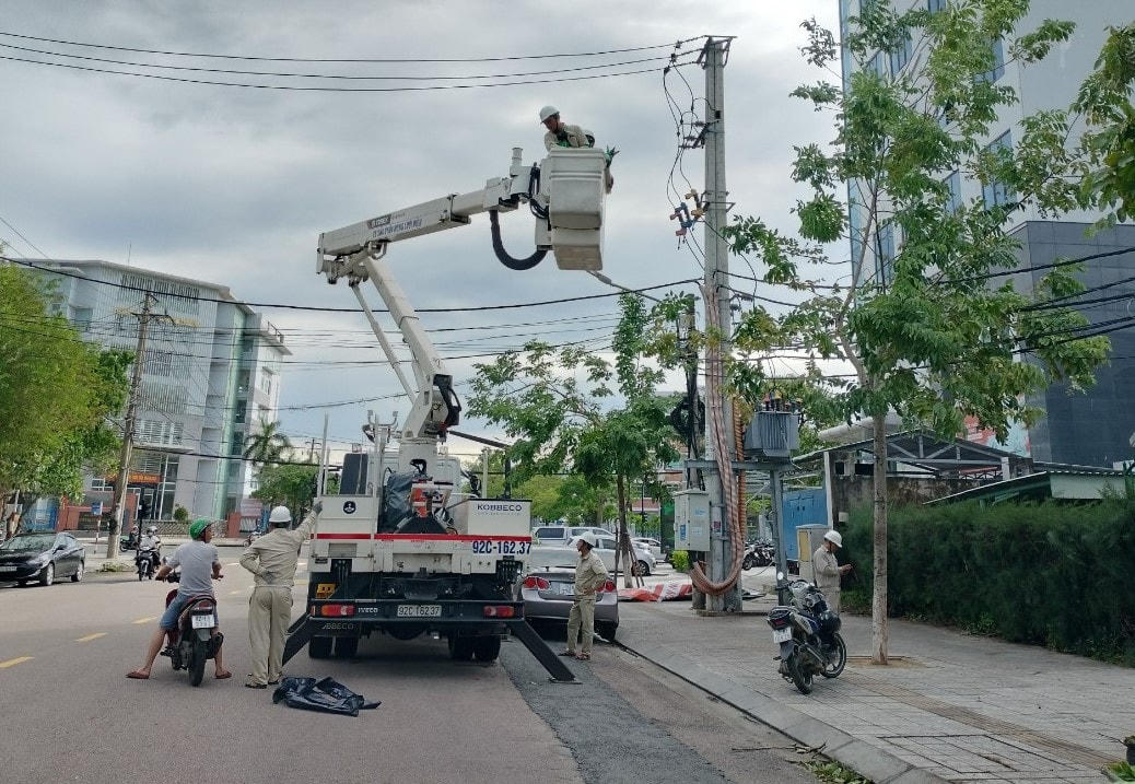 Công nhân khắc phục đường điện thắp sáng sau bão số 4.