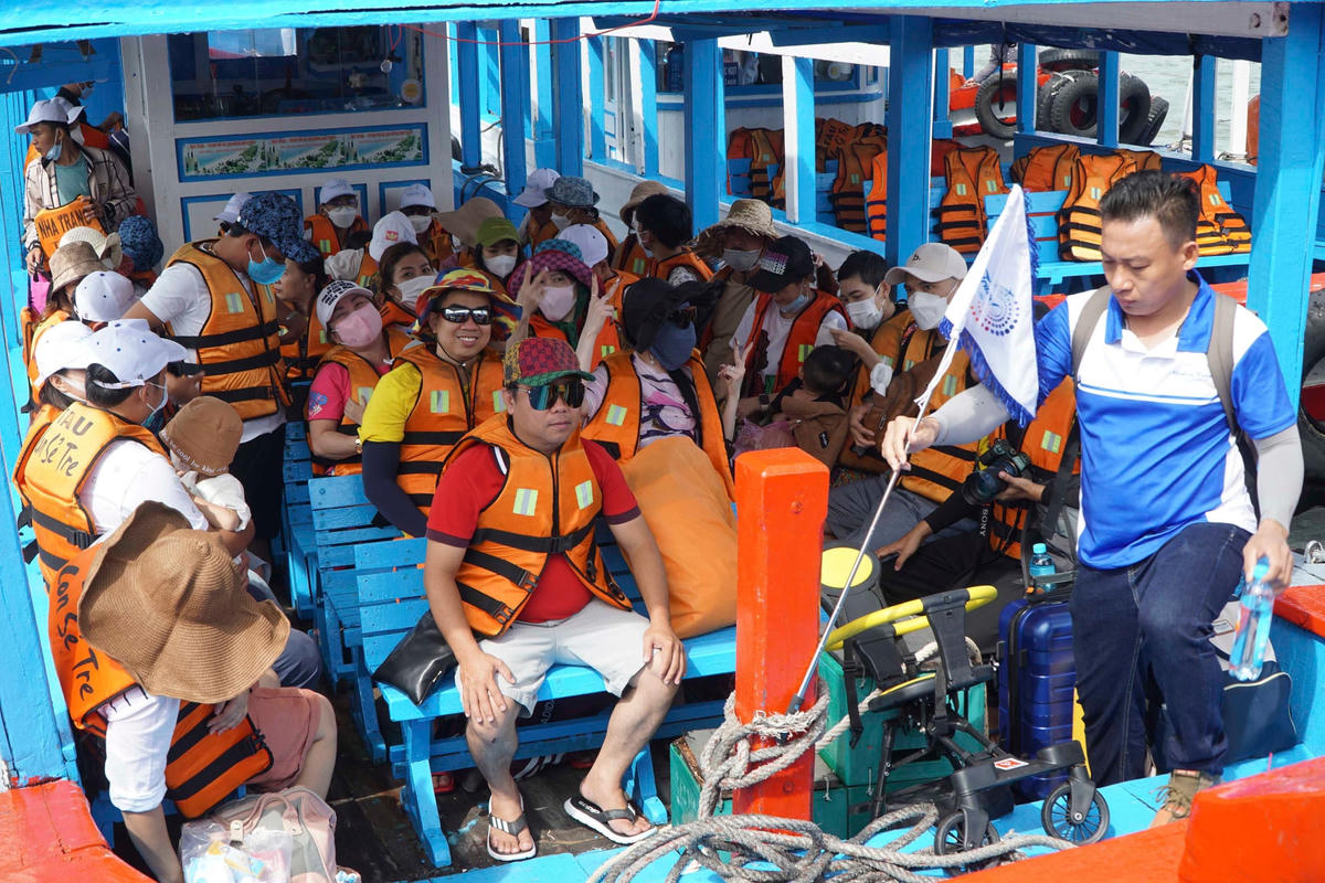 Du khách tham quan tour biển, đảo.