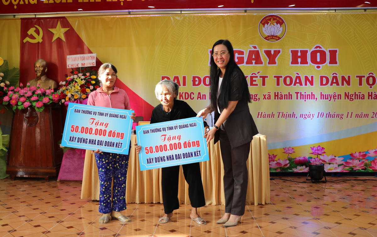 Bà Bùi Thị Quỳnh Vân tặng 2 nhà Đại đoàn kết cho người nghèo KDC An Ba - Mỹ Hưng.