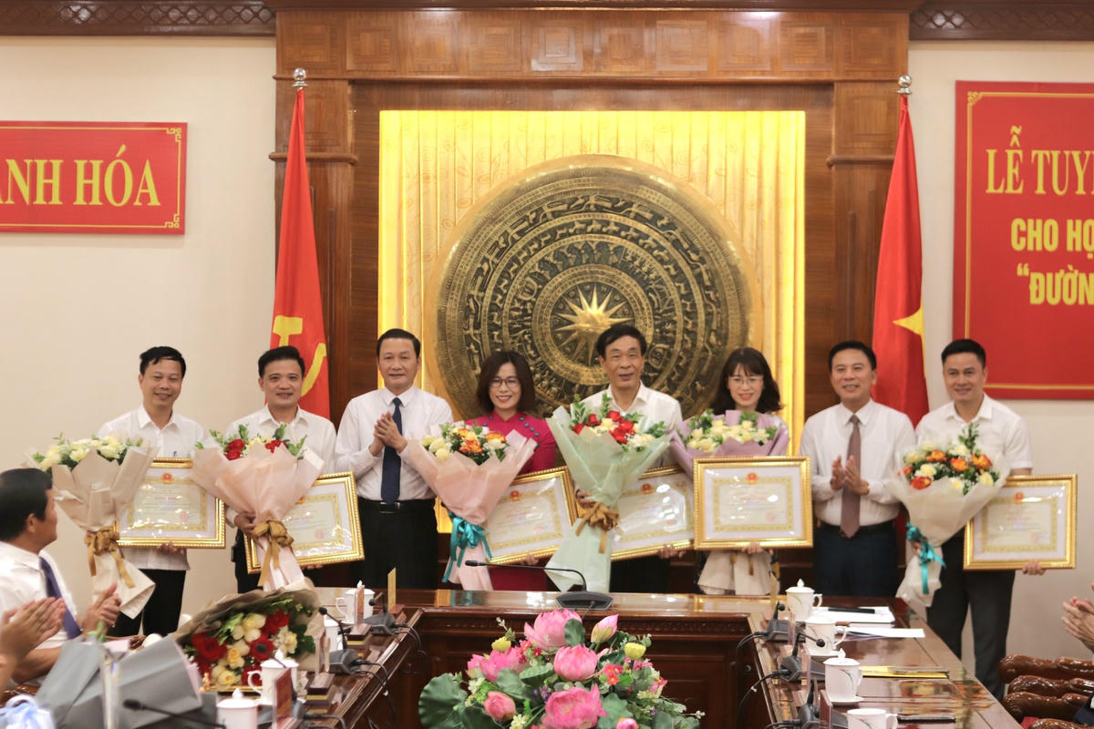 Lãnh đạo tỉnh Thanh Hóa trao Bằng khen cho 6 thầy cô có thành tích giúp đỡ em Lê Xuân Mạnh giành được giải Nhất cuộc thi Olympia, mùa giải năm 2023.