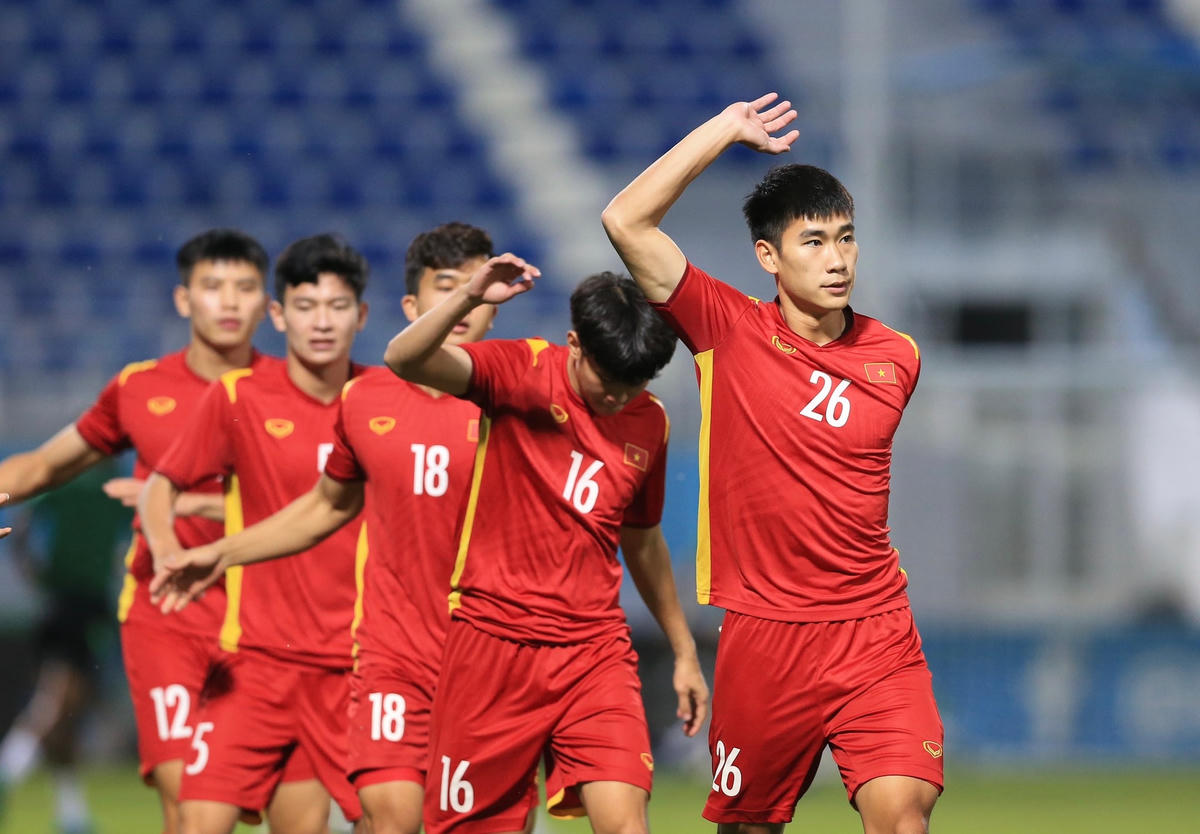 U23 Việt Nam khởi động trước trận.