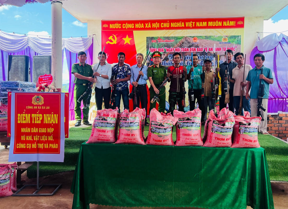 Trong Ngày hội “Toàn dân bảo vệ an ninh Tổ quốc”, bà con nhân dân trên địa bàn xã Ea Lai đã tự nguyện giao nộp 7 khẩu súng tự chế các loại.