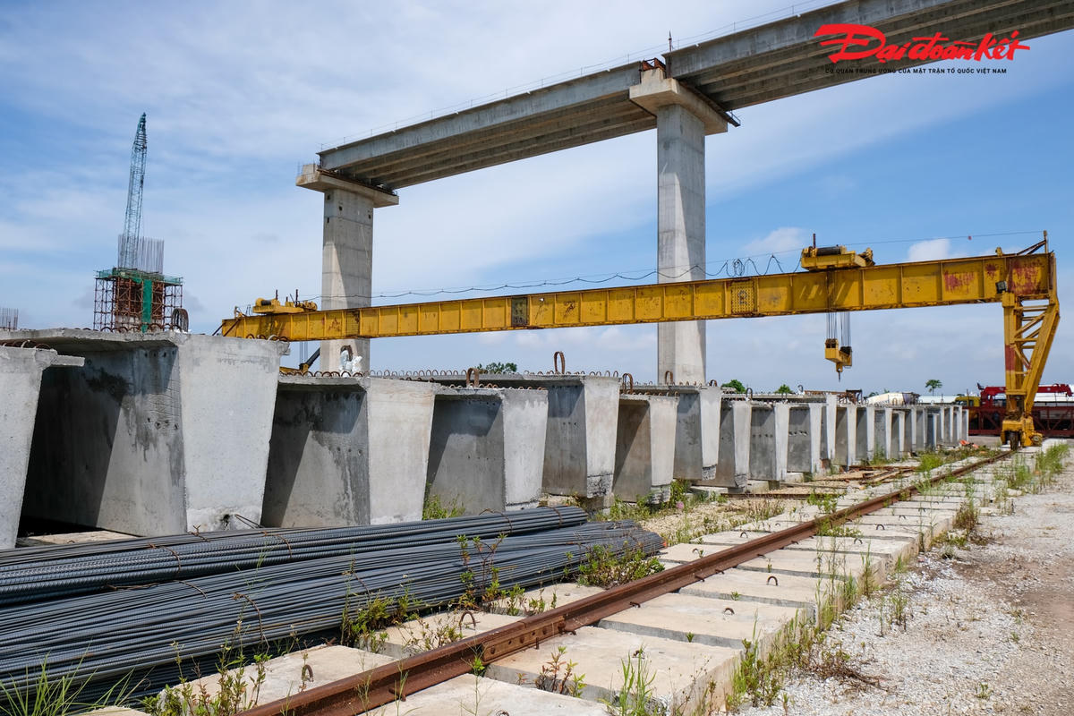 Các thanh dầm được đúc sẵn nằm trong phạm vi dự án, nhà thầu dễ dàng vận chuyển, thi công lắp đặt.