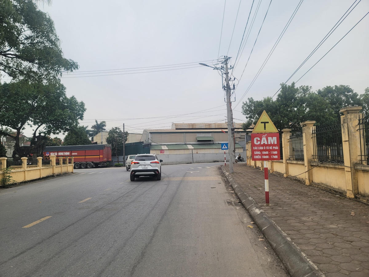 Biển cấm tại đầu các ngả vào.  