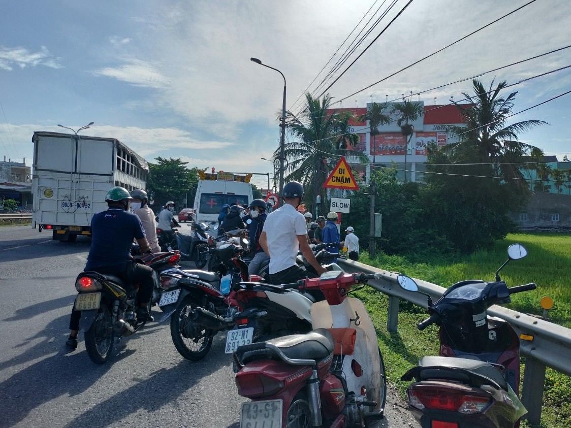 Người dân đứng xem vụ việc ở thôn Tam Mỹ.