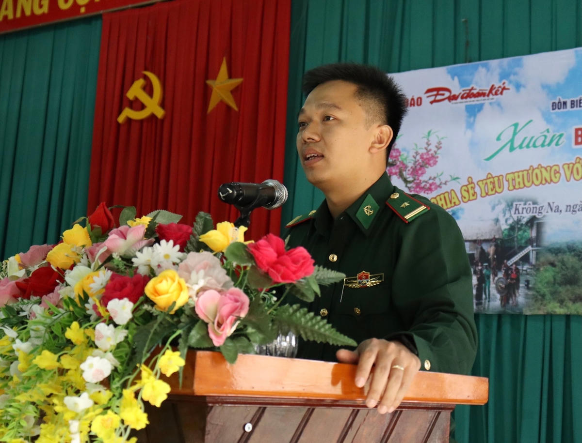 Thiếu tá Nguyễn Hữu Lương, Chính trị viên phó Đồn Biên phòng Sê Rê Pốk đã tuyên truyền vận động bà con chấp hành tốt quy định của pháp luật trong dịp Tết Nguyên đán Quý Mão.