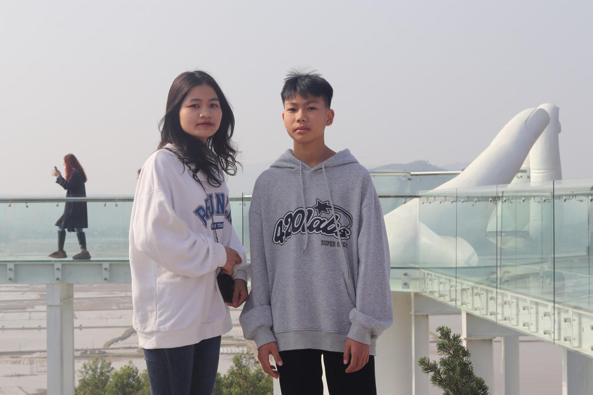[Ảnh] Cầu kính ở Thanh Hóa có gì mà giới trẻ xếp hàng chờ check-in?