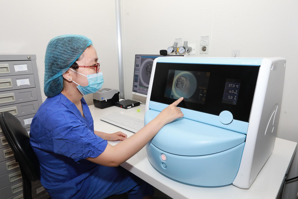 Để sàng lọc di truyền tiền làm tổ, phôi cần được nuôi lên ngày 5, ngày 6.