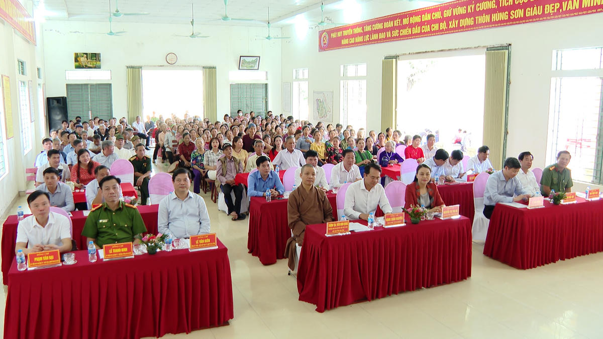 Bà Nguyễn Thị Thu Hà, Bí thư Tỉnh ủy Ninh Bình tham dự Ngày hội Đại đoàn kết toàn dân tộc tại thôn Hùng Sơn. Ảnh: NBTV.