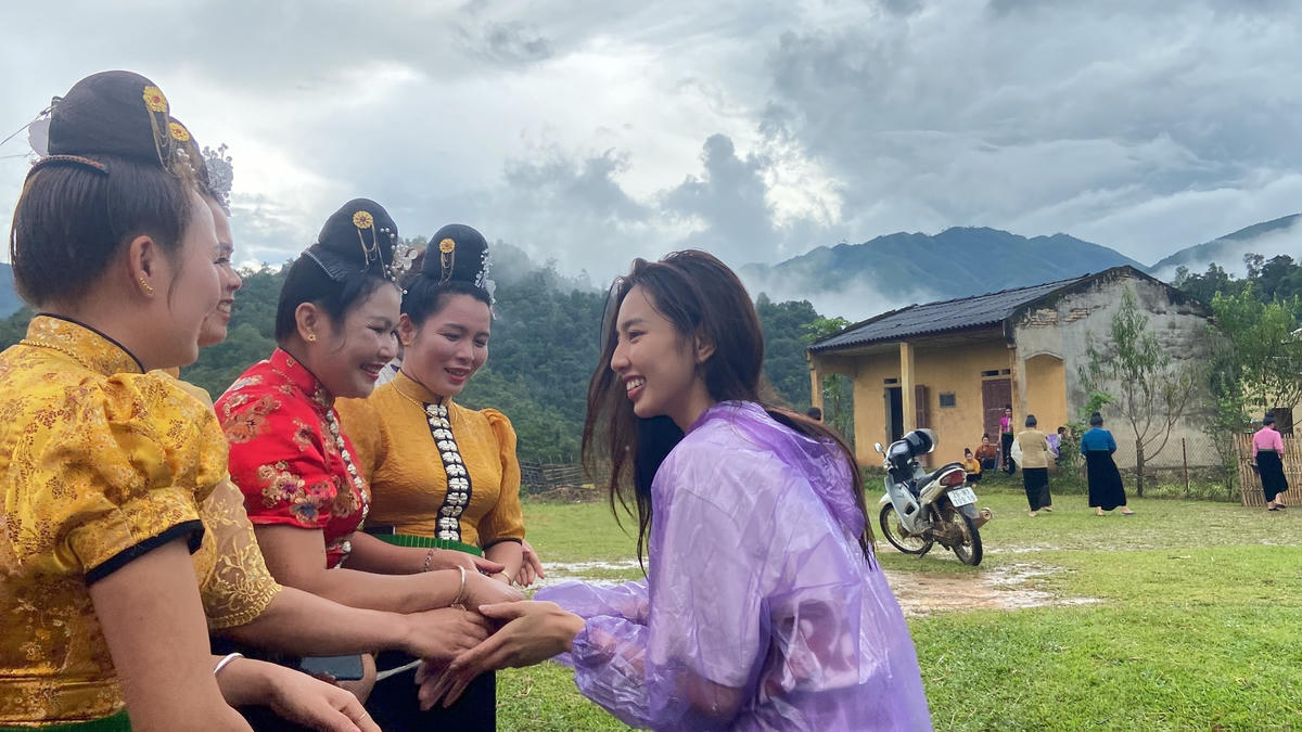 Tại đây, cô nàng được người dân chào đón rất nồng nhiệt và cũng được nhiều trẻ em yêu quý bởi sự mộc mạc, dễ thương, dễ gần.