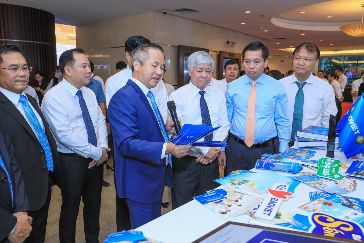 Bí thư Trung ương Đảng, Chủ tịch UBTƯ MTTQ Việt Nam Đỗ Văn Chiến tham quan gian trưng bày, giới thiệu sản phẩm dịch vụ của Bảo Việt.