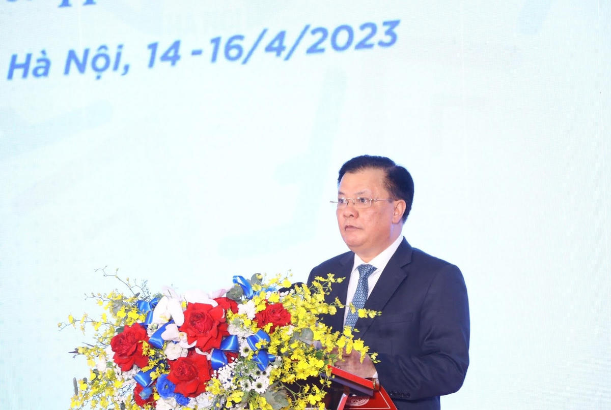 Ủy viên Bộ Chính trị, Bí Thư thành ủy Hà Nội Đinh Tiến Dũng phát biểu tại hội nghị.