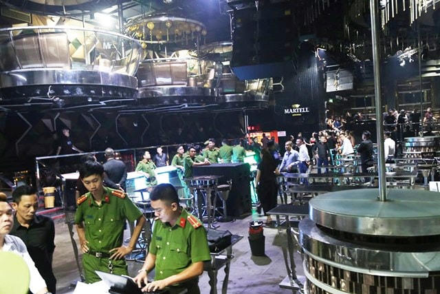 Công an kiểm tra hành chính bên trong vũ trường New Phương Đông.