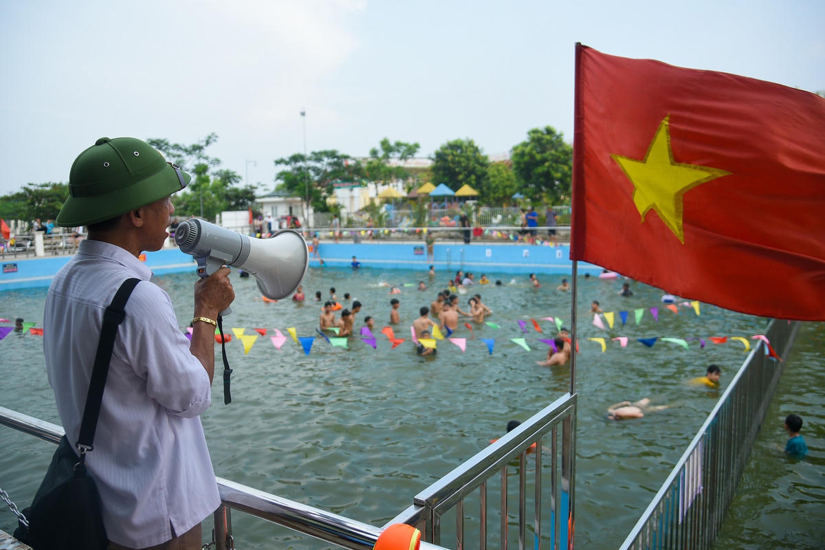 Cũng theo ông Công từ khi mở cửa đến nay, mỗi ngày ao bơi làng Hưng Giáo có từ 200-300 người tới bơi, tắm mát. 
