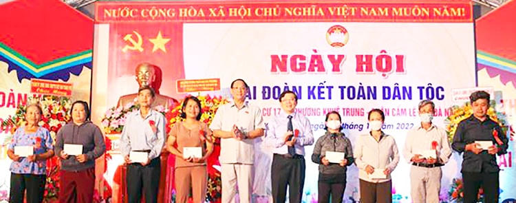 Phó Chủ tịch Quốc hội Trần Quang Phương và Phó Chủ tịch  UBTƯ MTTQ Việt Nam Nguyễn Hữu Dũng trao quà cho gia đình chính sách và gia đình còn khó khăn.