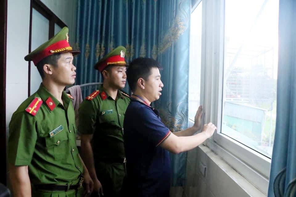Cửa sổ tầng 2 của tiệm vàng Trung Hiếu là nơi đối tượng lẻn vào để trộm cắp tài sản.