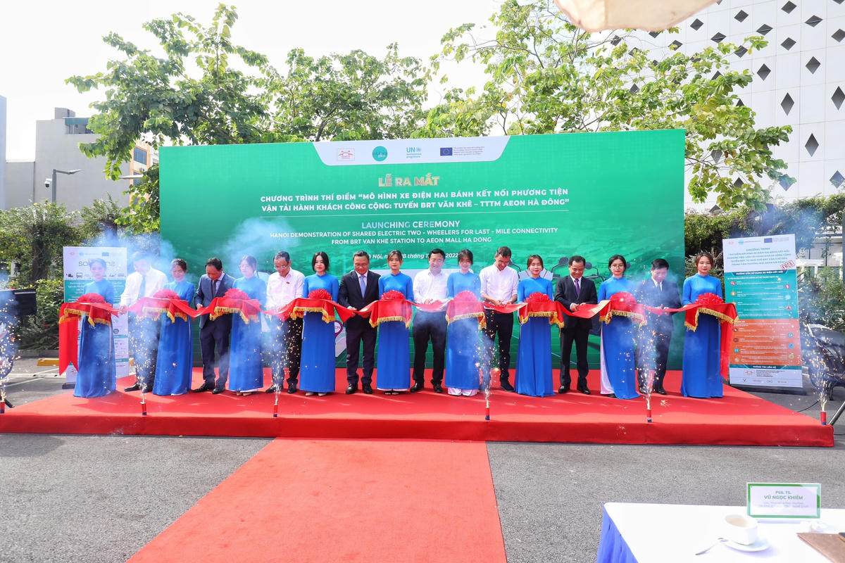 Phát biểu tại buổi lễ, ông Vũ Ngọc Khiêm, Chủ tịch hội đồng trường Đại học Công nghệ Giao thông vận tải chia sẻ: “Dự án được chúng tôi bắt đầu triển khai từ năm 2020, đến thời điểm hiện tại đã được hoàn thành và đưa vào thí điểm. Chúng tôi chọn xe đạp điện với mục đích nhằm thay đổi dần thói quen của người dân, trước mắt sử dụng xe điện, sau đó sẽ đánh giá và nghiên cứu chuyển đổi sang xe đạp thường. Bên cạnh đó dự án nhằm mục đích tăng khả năng kết nối và khuyến khích người dân sử dụng phương tiện công cộng để đi lại”.