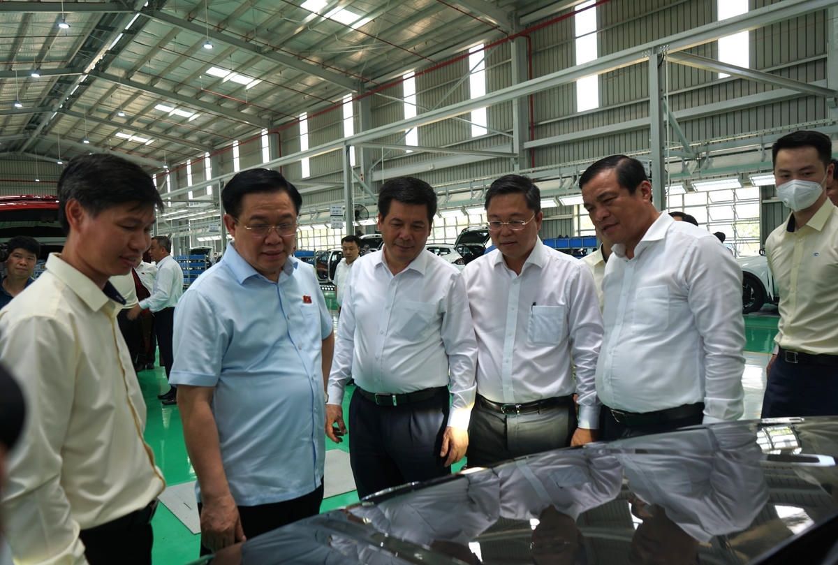 Chủ tịch Quốc hội thăm quan khu phức hợp cơ khí, sản xuất, lắp ráp ô tô Chu Lai. 