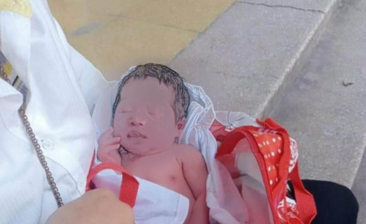 Bé trai bị bỏ rơi ở vệ đường.  