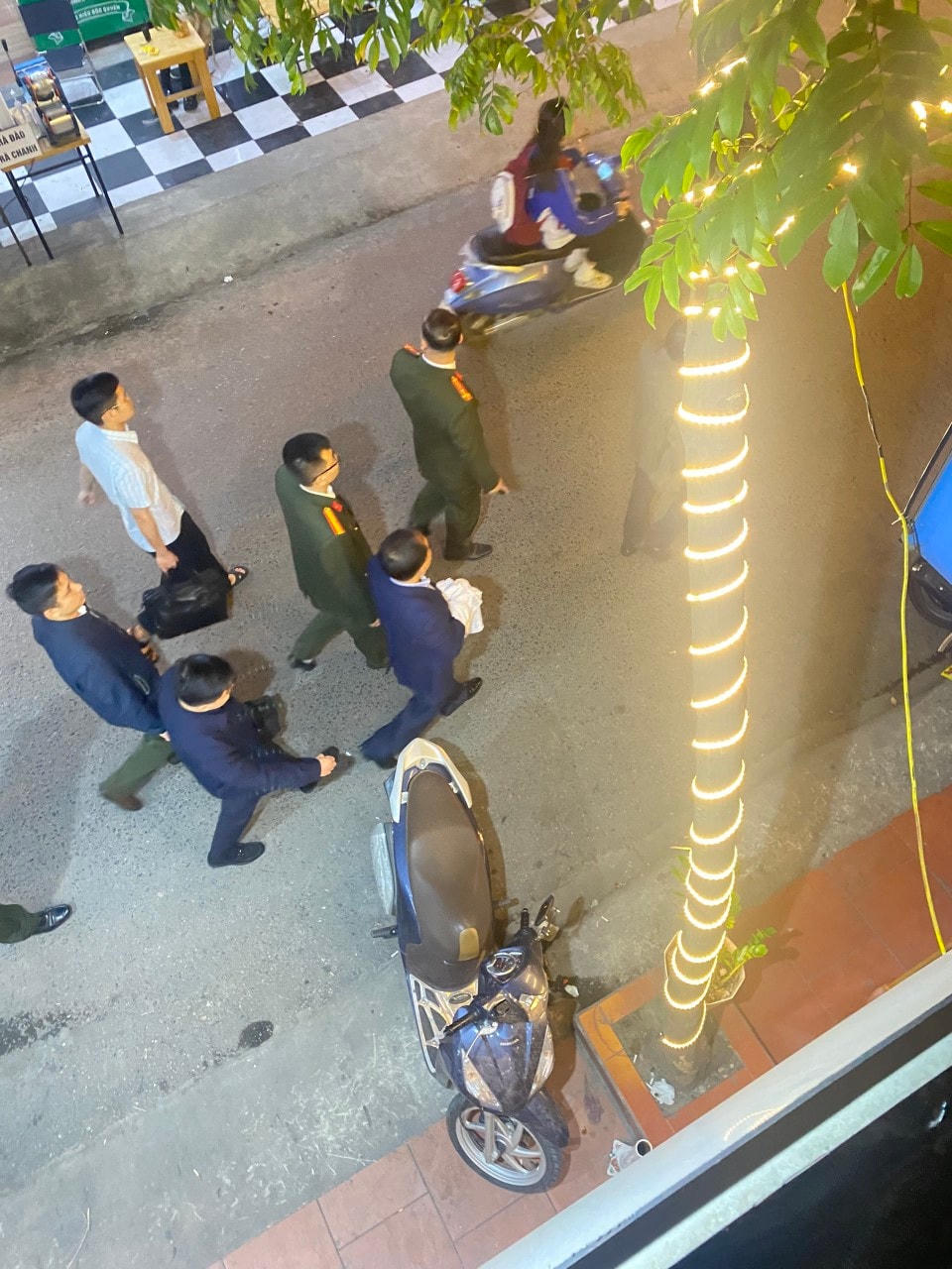 Ông Đương, người mặc áo vest xanh (ngoài cùng, bên phải) được Công an dẫn giải ra khỏi nhà riêng.