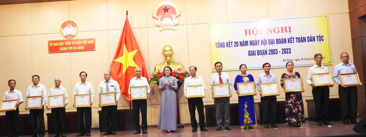 Tập thể và cá nhân có thành tích xuất sắc, tiêu biểu được khen thưởng tại hội nghị. Ảnh Thanh Tùng