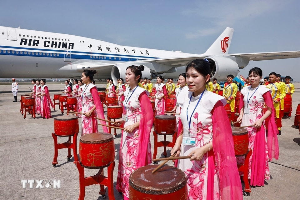 Màn biểu diễn trống hội tại lễ tiễn Tổng Bí thư, Chủ tịch nước Tập Cận Bình ở Sân bay quốc tế Nội Bài. (Ảnh: TTXVN)