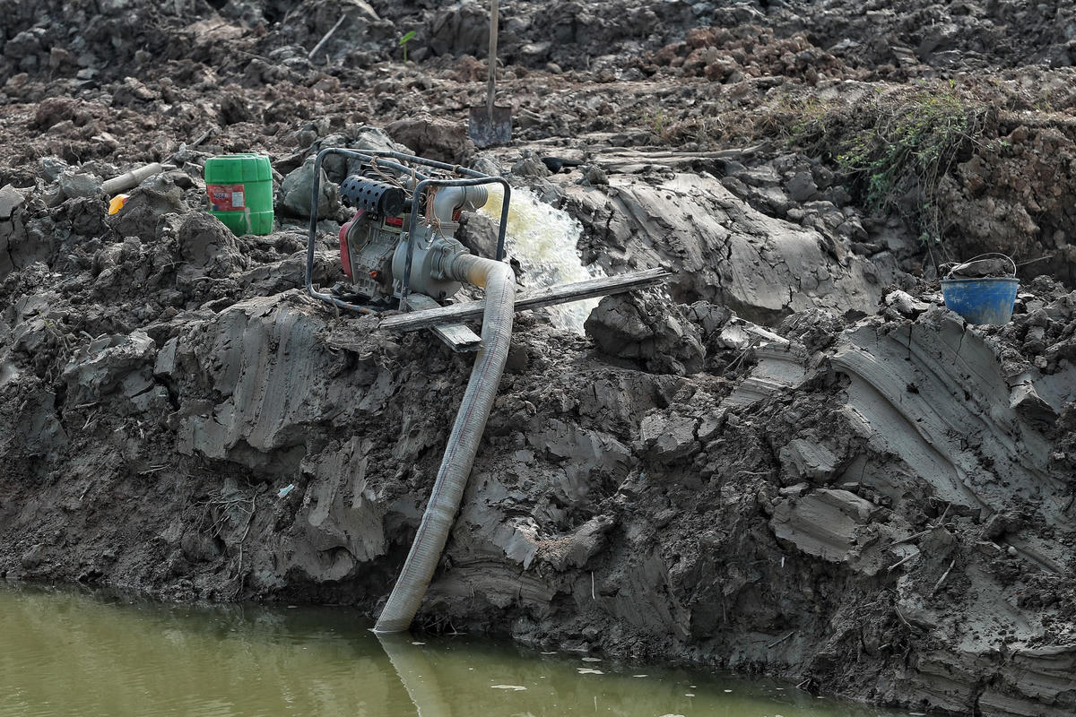 Nhà thầu tiến hành bơm nước để xử lý các vị trí nền đất yếu.