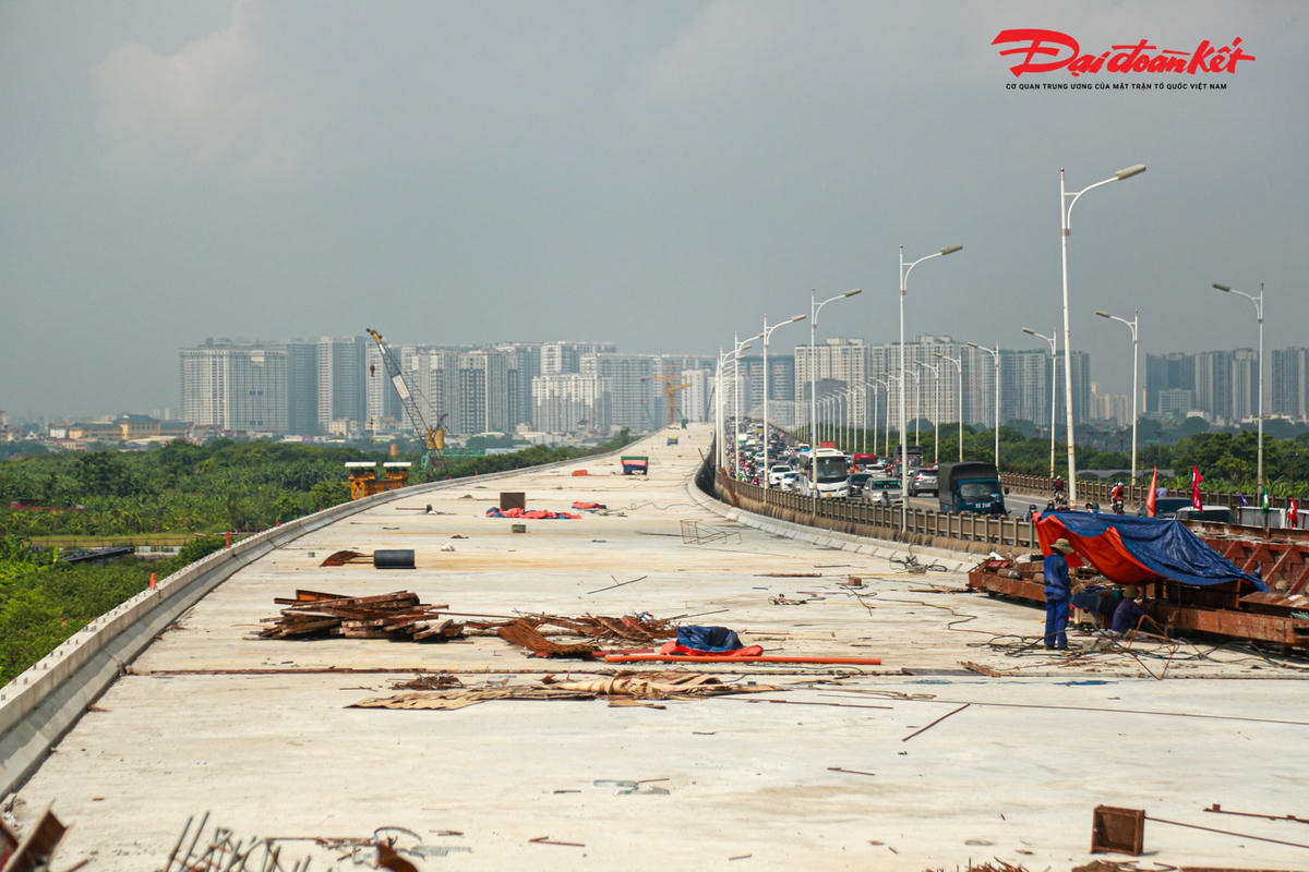 Đồng thời, dự án hoàn thành sẽ cải thiện điều kiện khai thác, đảm bảo an toàn giao thông, kết nối hai bờ sông Hồng; tạo điều kiện phát triển kinh tế - xã hội, an ninh - quốc phòng các quận Hai Bà Trưng, Long Biên nói riêng và Thủ đô Hà Nội nói chung.