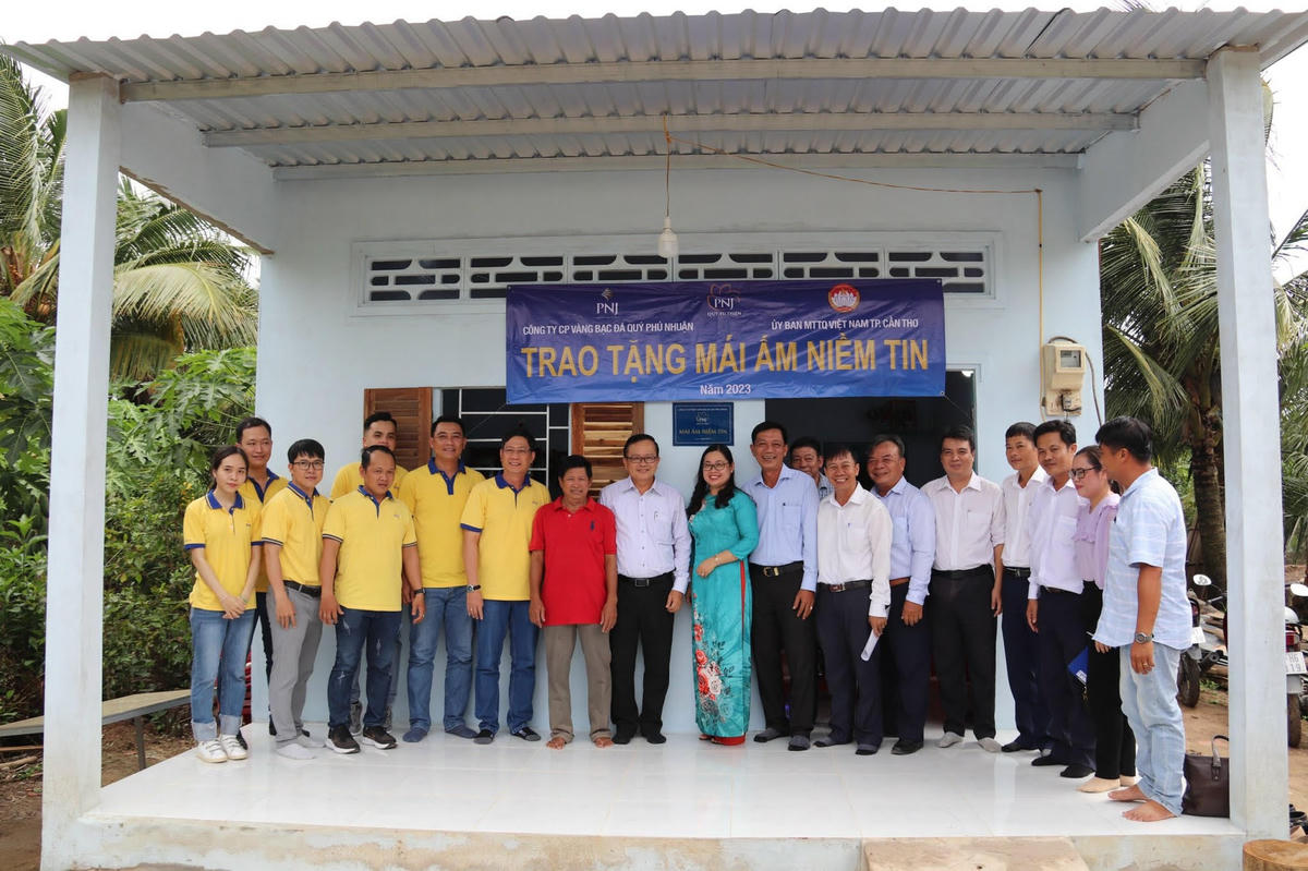 Lãnh đạo Ủy ban MTTQ TP Cần Thơ và các mạnh thường quân trao nhà Đại đoàn kết cho gia đình ông Từ Minh Tâm.