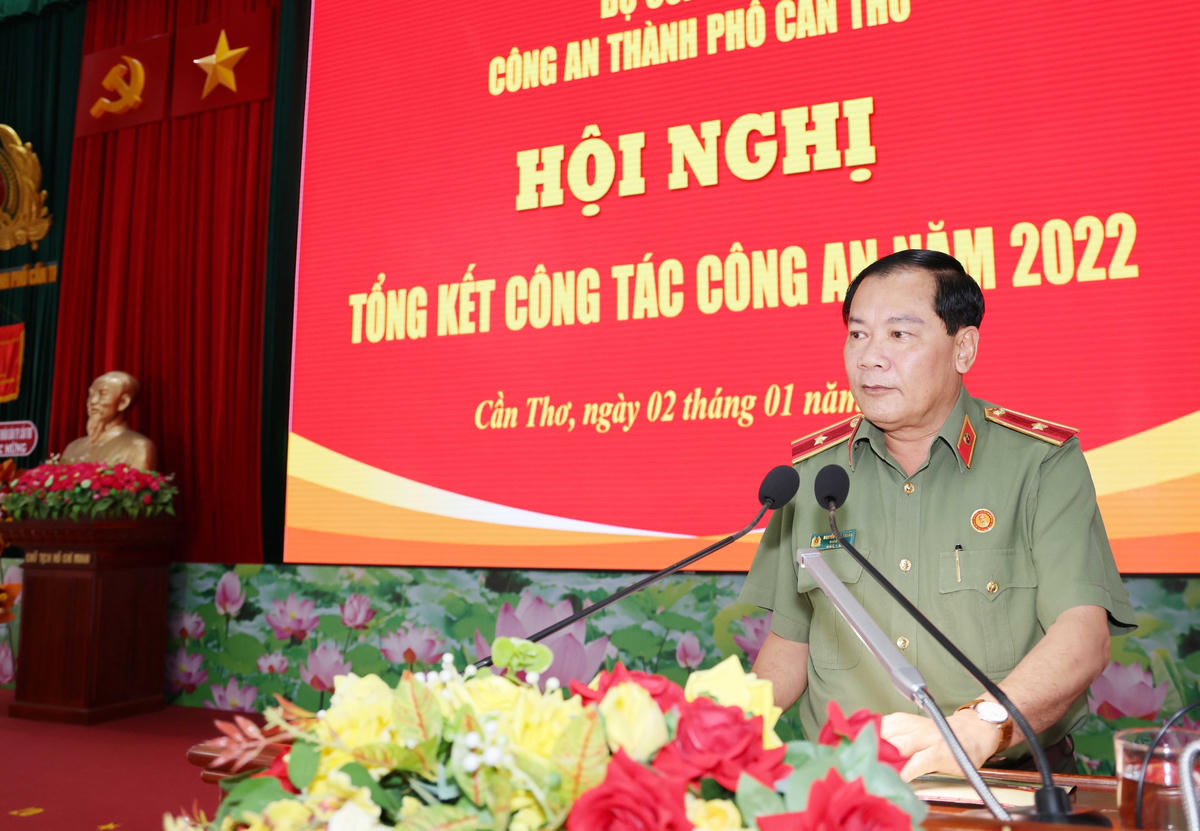 Thiếu tướng Nguyễn Văn Thuận, Giám đốc Công an TP Cần Thơ thông tin tại hội nghị. 