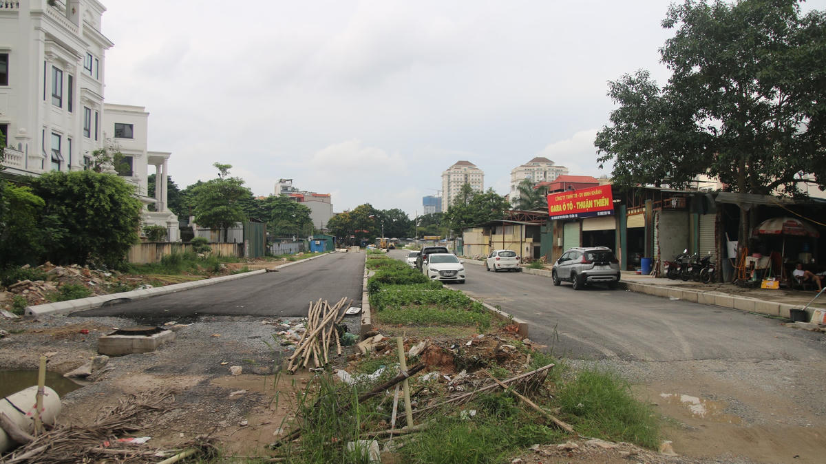 Tuyến đường số 5 vào khu đô thị Tây Hồ Tây có chủ đầu tư là Ban Quản lý dự án đầu tư xây dựng công trình dân dụng và công nghiệp thành phố Hà Nội được thi công từ ngày 7/1/2021. Theo một số người dân tại đây, việc xây dựng đường đã dừng từ đầu năm 2022 và chỉ để lại một người bảo vệ trông coi các thanh sắt, bê tông không bị trộm mất.  