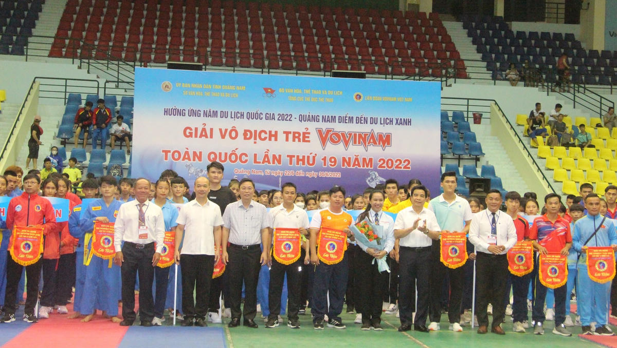 Lãnh đạo tỉnh Quảng Nam tặng cờ và hoa cho VĐV, trọng tài tham gia giải.