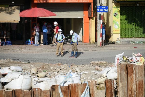 Theo đó, để đảm bảo an toàn, tổ công tác yêu cầu Công ty TEKKEN bố trí đầy đủ người hướng dẫn, phân luồng giao thông, không để người và phương tiện qua lại khu vực lún. Có phương án, biện pháp khắc phục ngay hiện tượng sụt lún, trả lại nguyên trạng ban đầu, đảm bảo giao thông thông suốt. Thời gian hoàn thành đến 5 giờ ngày 15/6/2022.