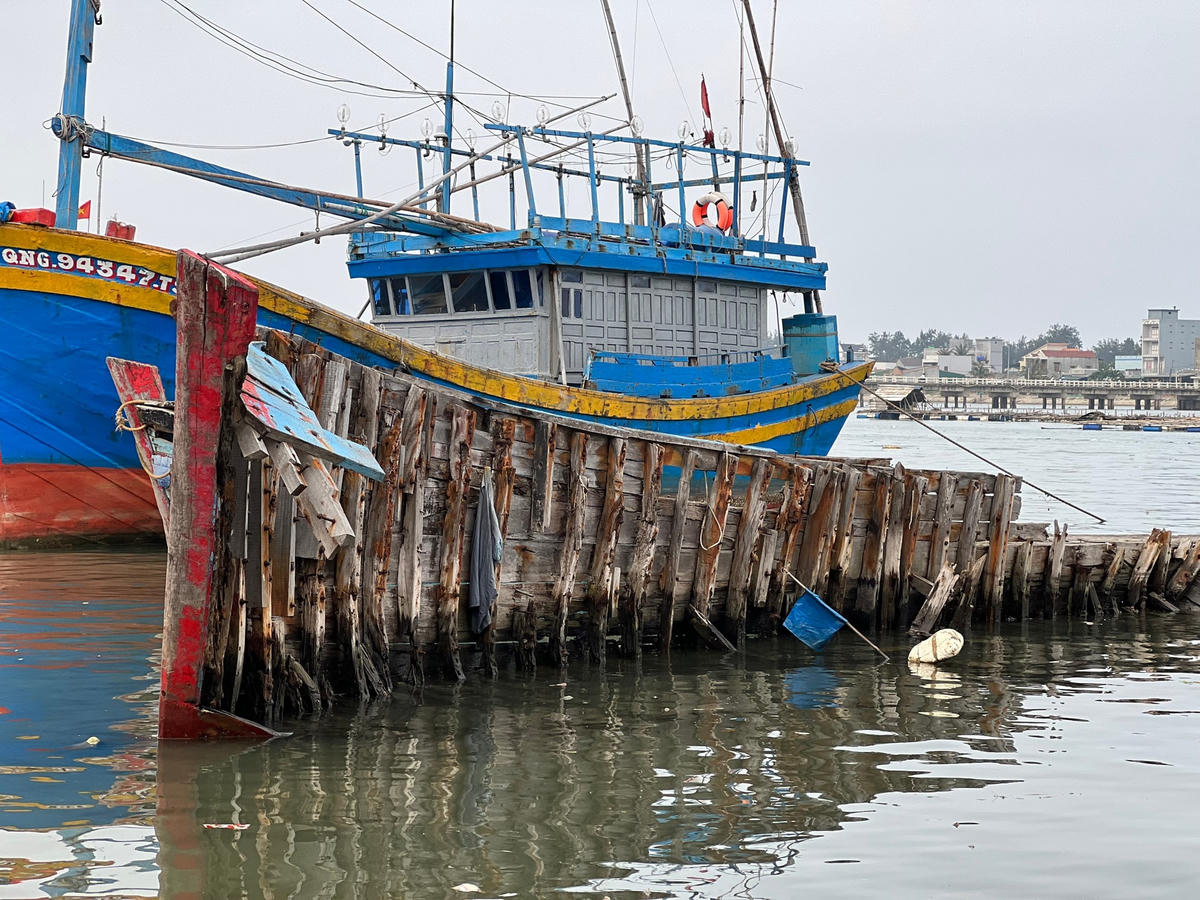 Tàu cá hư hỏng ở cảng cá Sa Huỳnh.