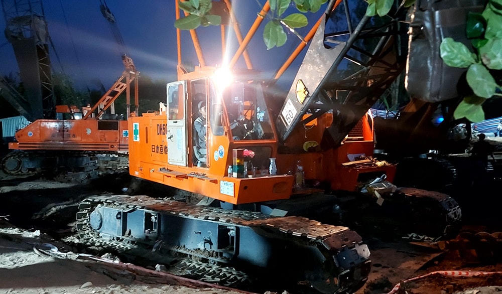 Hiện trường giải cứu bé trai 10 tuổi rơi xuống trụ bê tông ở Đồng Tháp tối 2/1. Ảnh: VNN.