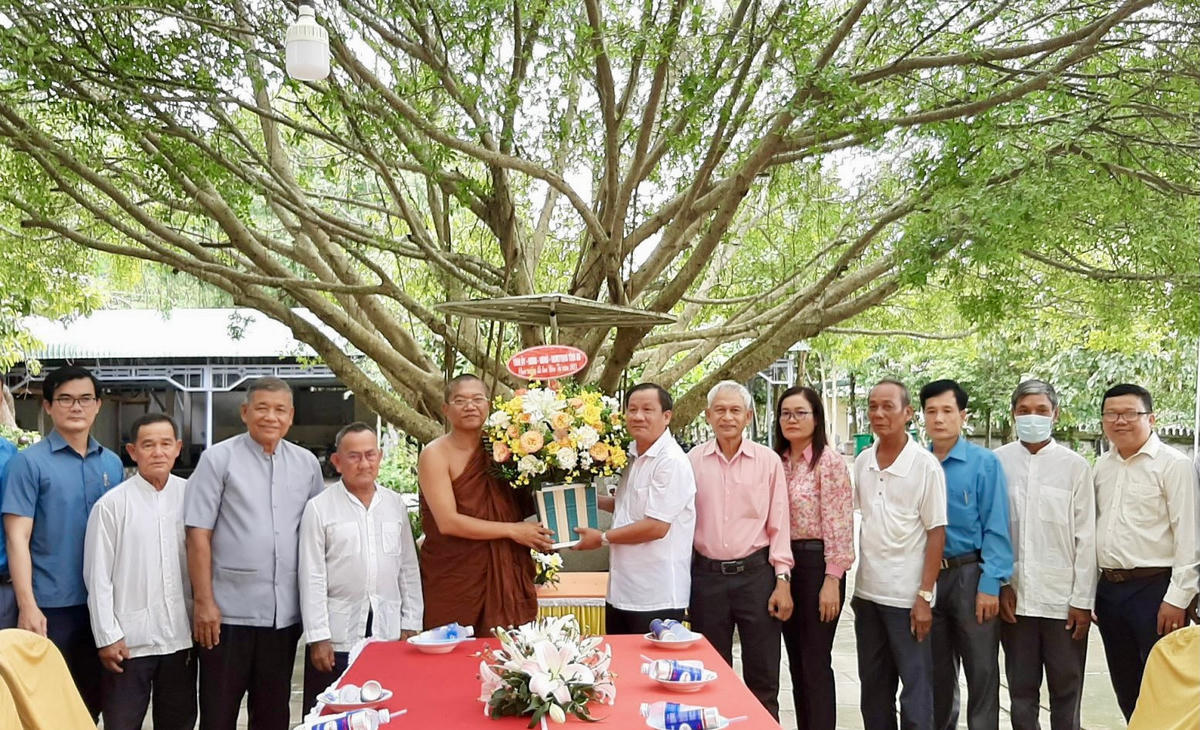 Phó Chủ tịch Ủy ban MTTQ Việt Nam tỉnh An Giang Trương Hoàng Trọng chúc mừng thượng tọa Chau Hắc – chùa Tứk Phôs
