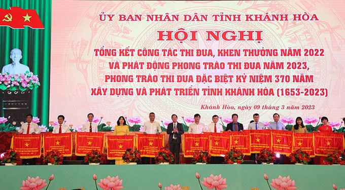 Ông Nguyễn Tấn Tuân, Chủ tịch UBND tỉnh Khánh Hòa, trao cờ thi đua của Chính phủ cho các tập thể.