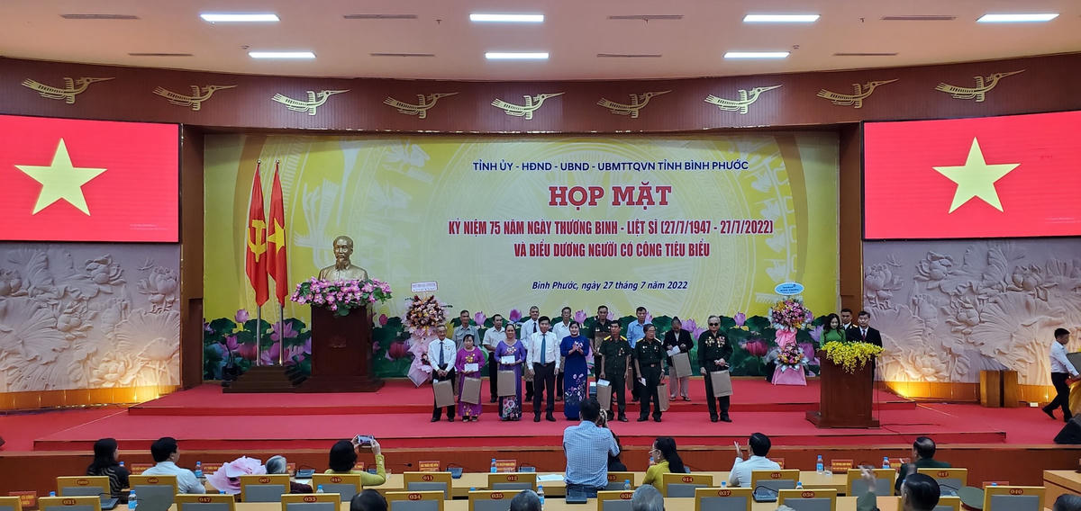 Quang cảnh lễ biểu dương. (Ảnh: Hồ Lê).