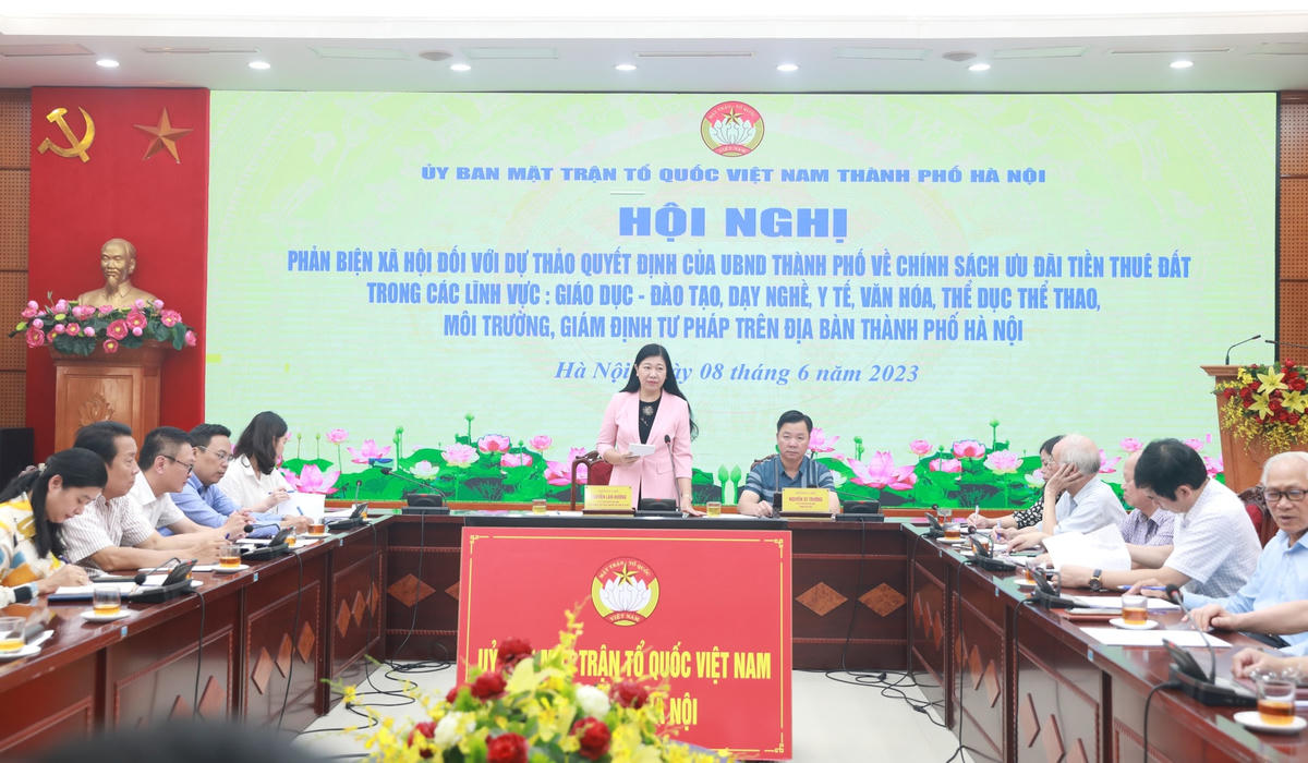Bà Nguyễn Lan Hương, Chủ tịch Ủy ban MTTQ Việt Nam thành phố Hà Nội phát biểu tại hội nghị.