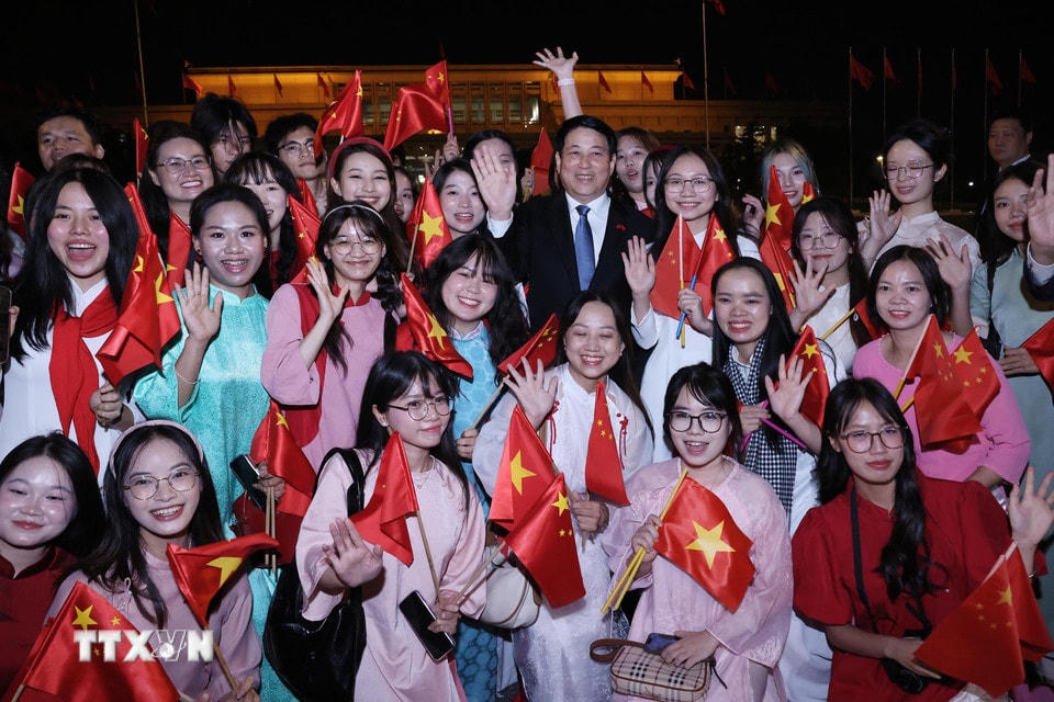 Cộng đồng người Việt Nam tại Trung Quốc đón Chủ tịch nước Lương Cường tại sân bay Bắc Kinh. (Ảnh: Lâm Khánh/TTXVN)