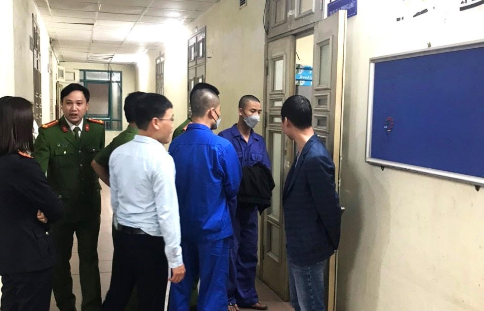 Cơ quan Công an huyện Bảo Lâm thi hành lệnh khám xét nơi làm việc của các bị can Lê Văn Sáng và Đỗ Ngọc Châu tại Ban Dữ liệu cơ sở Trung tâm Kỹ thuật công nghệ Địa chính thuộc Cục Đất đại (Bộ Tài nguyên Môi trường)