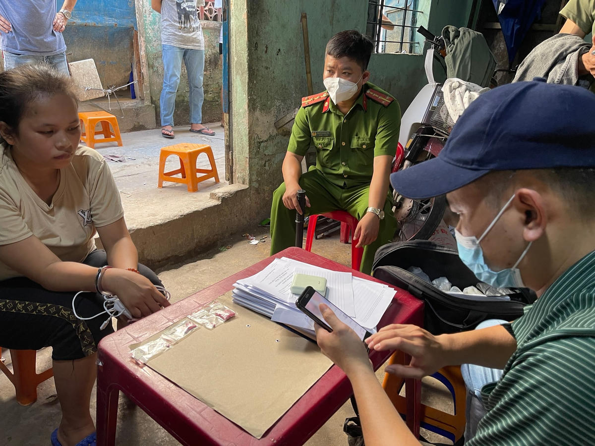 Đối tượng Lê Thị Na (bìa trái) tại thời điểm bị bắt giữ. Ảnh: Công an cung cấp.