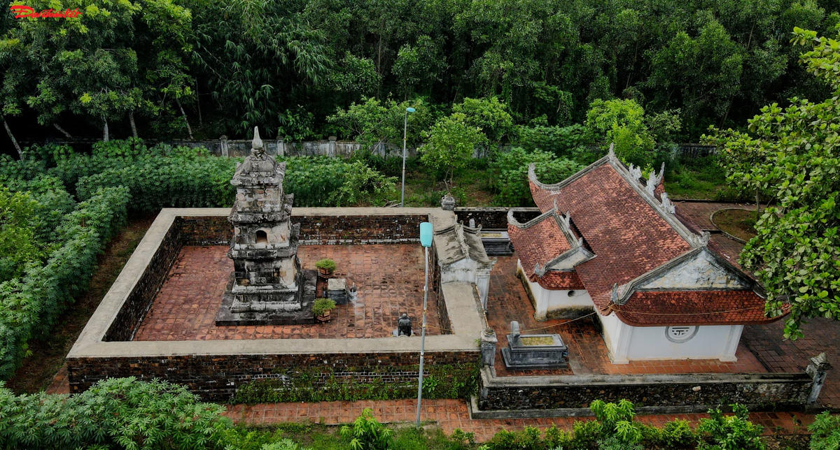 Vì công lao đóng góp cho triều đình nên Lê Am được vua ban đặc ân chọn sinh phần. Lê Am đã chọn đồi đất cao gần sông Ngàn Mọ, con sông mạch nguồn đã bồi đắp phù sa màu mỡ cho cuộc sống của dân làng Mỹ Duệ và là nơi dòng họ Hồ mai danh ẩn tích sau đổi thành họ Lê.