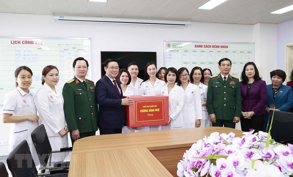 Chủ tịch Quốc hội Vương Đình Huệ thăm, tặng quà Khoa Ung bướu, Bệnh viện Trung ương Quân đội 108. (Ảnh: Doãn Tấn/TTXVN).