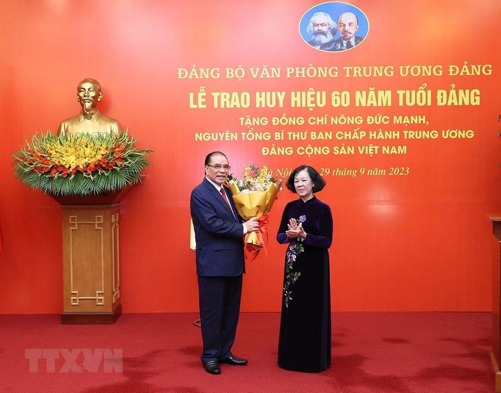 Đồng chí Trương Thị Mai, Ủy viên Bộ Chính trị, Thường trực Ban Bí thư, Trưởng ban Tổ chức Trung ương, chúc mừng nguyên Tổng Bí thư Nông Đức Mạnh. (Ảnh: Trí Dũng/TTXVN).