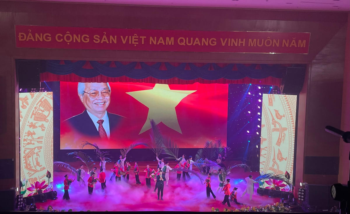 Chương trình nghệ thuật đặc biệt với chủ đề "Người khơi mạch nguồn sáng tạo"  giới thiệu về cuộc đời, thân thế và sự nghiệp của Thủ tướng Võ Văn Kiệt.